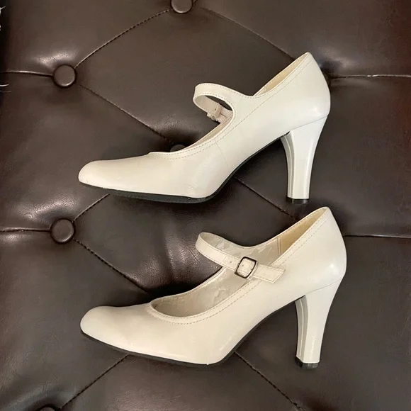 Vintage | Apostrophe | Cream Heels - Picture 3 of 15